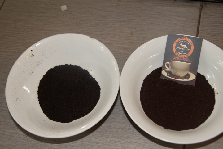 Coffee’s looseness Pure coffee has nice brown color, mean while the fake one is black and its powder stick on the bowl