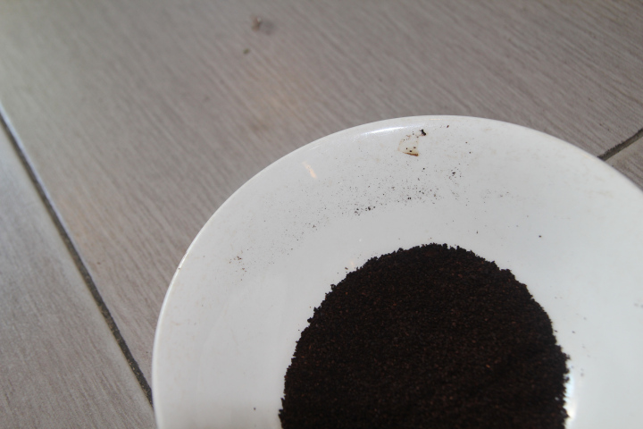 Coffee powder’s wetness Fake coffee powder is not only has black shade but also sticky and low looseness