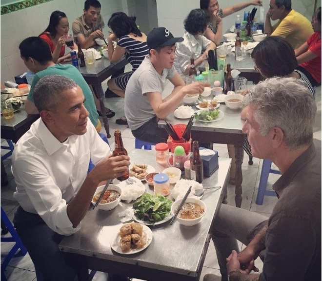 US President Barack Obama and CNN&rsquo;s Anthony Bourdain have dinner at a bun cha restaurant in Hanoi&rsquo;s Hai Ba Trung District.