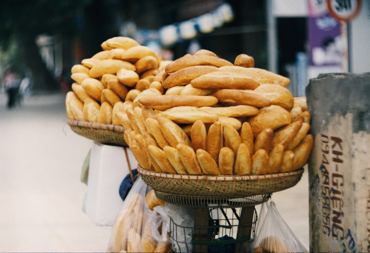 hanoi eating : Bread mobile vendor hanoi eating : Bread mobile vendor